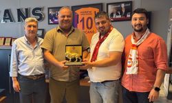 KKTC Galatasaray Derneği’nden Yüksel Alpcan’a teşekkür plaketi