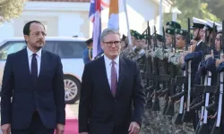 Starmer, Hristodulidis’le telefonda görüştü: Üslerin saldırı için kullanılmayacağı sözü yinelendi