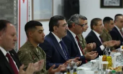 Cevdet Yılmaz, Lefkoşa Eşref Bitlis Kışlası’nda düzenlenen iftarda Mehmetçik ile bir araya geldi