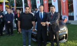 UBP piyangosunda kazanılan BMW talihlisine teslim edildi