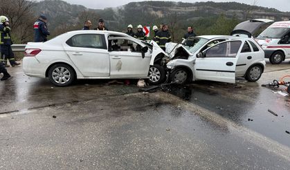 Antalya-Isparta yolunda iki otomobil kafa kafaya çarpıştı: 7 ölü, 5 yaralı