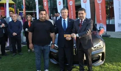 UBP piyangosunda kazanılan BMW talihlisine teslim edildi