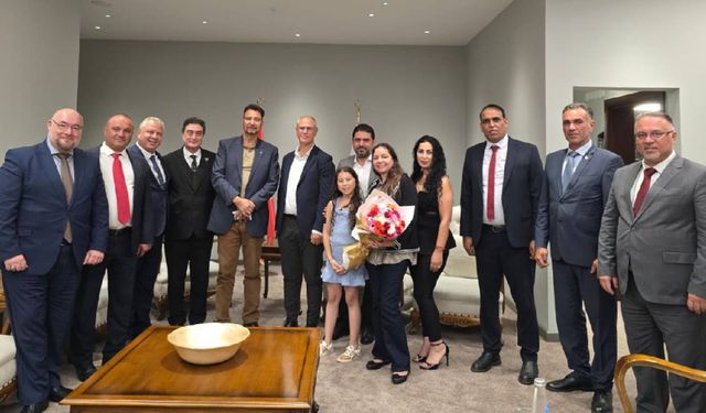 İngiltere Milletvekili Afzal Khan, Ercan Havalimanı’ndan ülkeye geldi