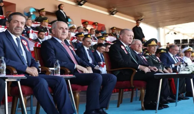 Dışişleri Bakanı Ertuğruloğlu, Harp Okulları Diploma Alma ve Sancak Devir Teslim Törenlerine katıldı