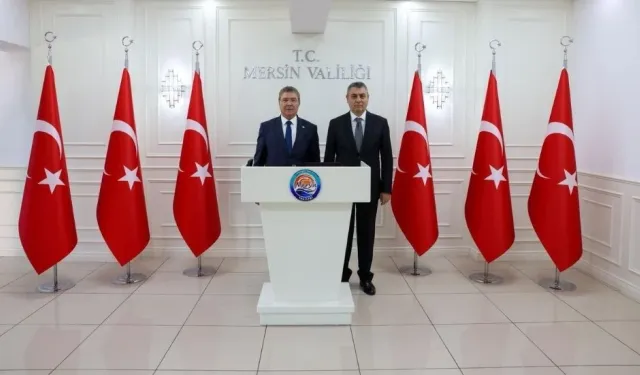 Başbakan Üstel Mersin Valisi Atilla Toros'u ziyaret etti, Şeref Defteri'ni imzaladı