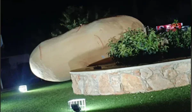 Larnaka’daki ‘patates heykeli’ devrildi