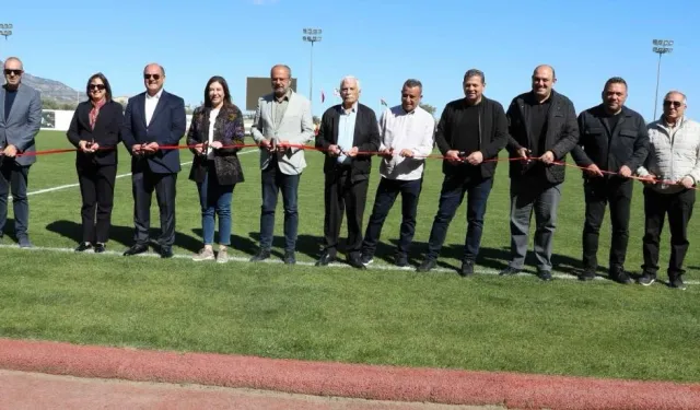 Değirmenlik'te zemini doğal çime dönüştürülen Sadık Cemil Stadyumu'nda açılış töreni yapıldı