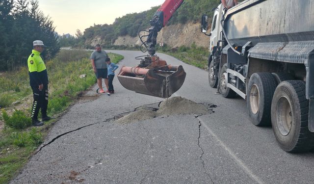 Polis sürücüleri uyardı… Kantara yolunda düşen kaya nedeniyle çökme meydana geldi