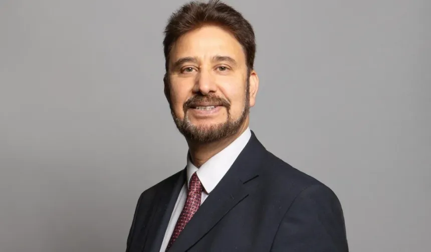 Khan’a destek: İstifası haksız ve adaletsiz